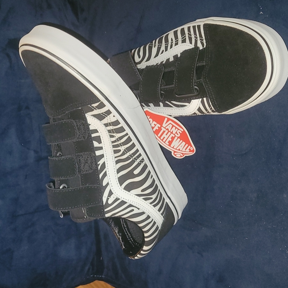 New Vans Classic Old Skool V size 10.5mn equals 12 wm and 8mn equals 9.5 mn - Picture 2 of 9